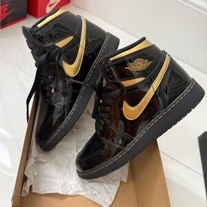 Air Jordan 1 Retro High OG Metallic Gold